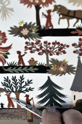  Anne Rosat est l'artiste la plus connue dans l'art du papier découpé typique de Chateau-d'Oex dans la Vallée d'en Haut en Suisse.