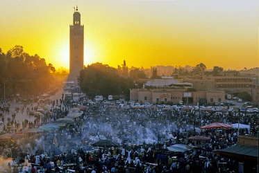  La place Jemaa-el Fna, à Marrakech au coucher du soleil.