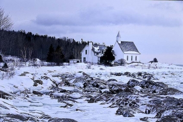  Port-au-Persil, chapelle anglicanne au bord du fleuve Saint-Laurent gele.
Quebec Canada.