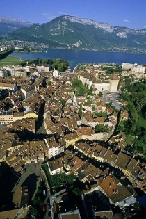  France, Haute-Savoie (74) vue a?enne des vieux quartier et le lac
